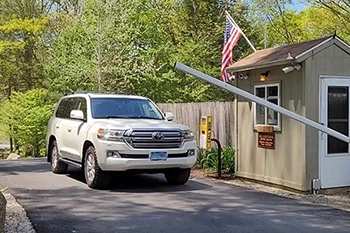 V8 landcrusier on checkpost